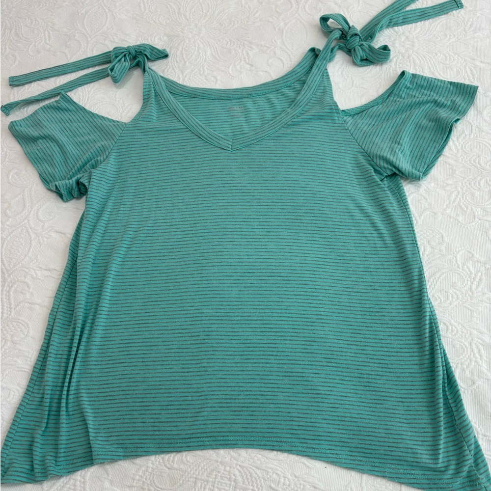 Cold shoulder Ana top